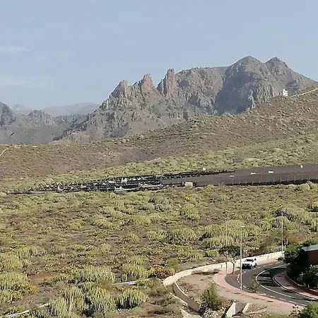 Rockin' View - 2 Bedroom Great Terrace, Parking, Pool Apartment *