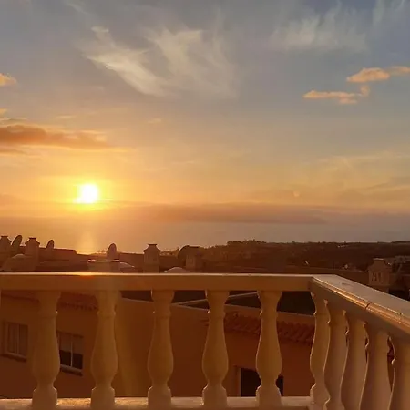 Rockin' View - 2 Bedroom Great Terrace, Parking, Pool Apartment